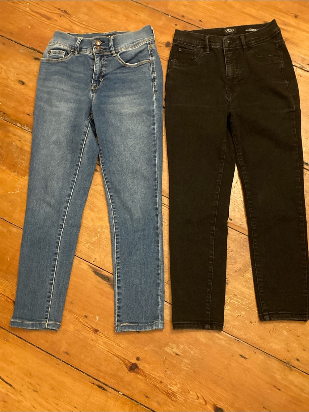 Curve Appeal 2 pairs of Women’s petite Jeans- Blue and Black Size:2/26